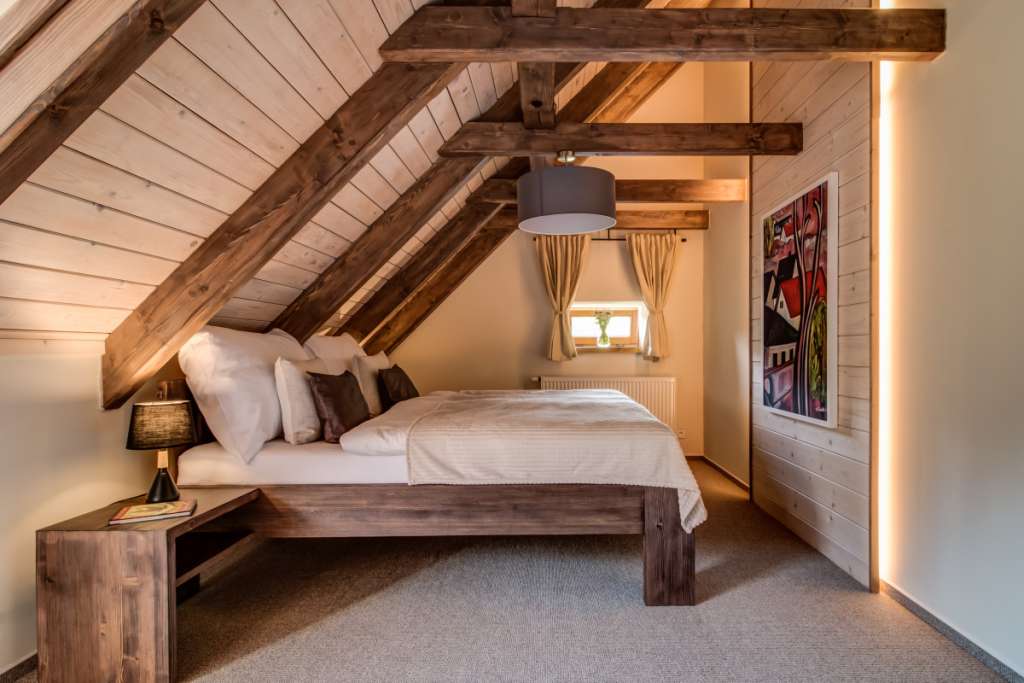 Уютная спальня на даче с деревянной мебелью и мягким освещением