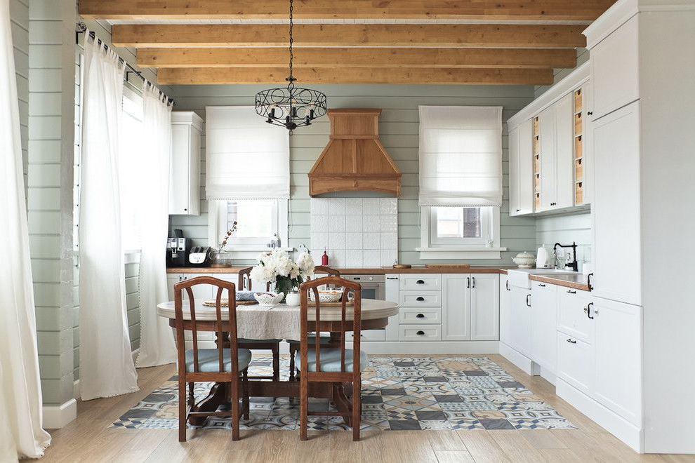 Светлая дачная кухня с деревом и открытыми полками